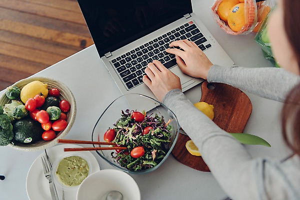 포토 JPG 우먼라이프 접시 여자 채소 과일 젓가락 탁자 실내 한명 사람 상반신 20대 성인 신체부위 노트북 하이앵글 샐러드 한국인 양손 타이핑 레몬 싱글 방송 나무도마 블로거 싱글라이프 성인여자한명만 인터넷방송 크리에이터 국내포토 직업 1 라이프스타일 식기 손 음식 뷰포인트 가구 도마 수저 동양인 청년 내부 목재 전자제품 여자한명만 성인여자만 파일형식 1인미디어