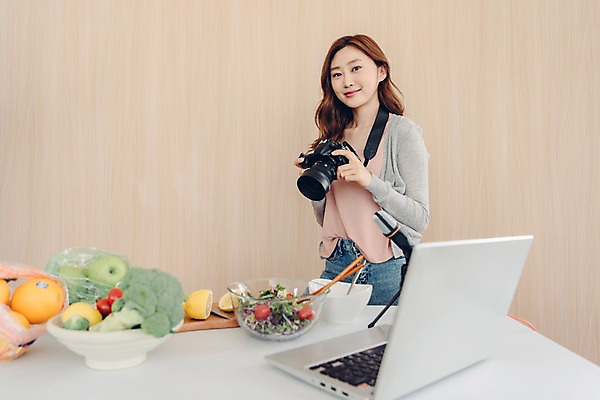 포토 JPG 우먼라이프 응시 여자 채소 과일 젓가락 탁자 도마 실내 한명 서기 미소 들기 사람 상반신 20대 성인 옆모습 노트북 카메라 사진촬영 샐러드 한국인 레몬 마이크 싱글 방송 블로거 싱글라이프 성인여자한명만 인터넷방송 크리에이터 국내포토 직업 1 라이프스타일 시선 음식 뷰포인트 음향기기 가구 모션 주방용품 수저 표정 동양인 청년 내부 전자제품 촬영 여자한명만 성인여자만 파일형식 1인미디어