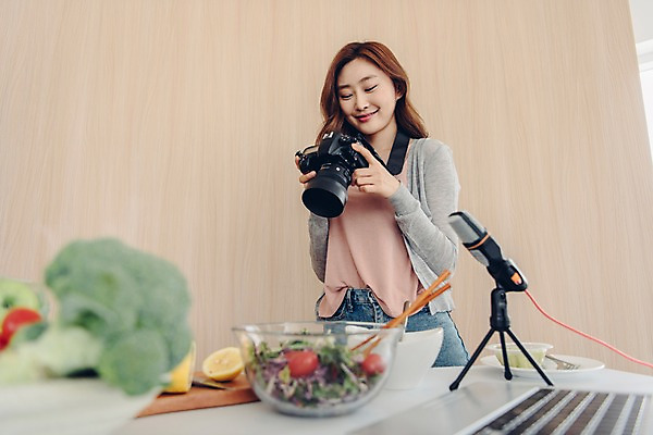 포토 JPG 우먼라이프 응시 여자 채소 과일 젓가락 탁자 실내 한명 서기 미소 사람 상반신 20대 성인 앞모습 카메라 사진촬영 샐러드 한국인 마이크 싱글 방송 블로거 싱글라이프 성인여자한명만 인터넷방송 크리에이터 국내포토 직업 1 라이프스타일 시선 음식 뷰포인트 음향기기 가구 모션 수저 표정 동양인 청년 내부 전자제품 촬영 여자한명만 성인여자만 파일형식 1인미디어