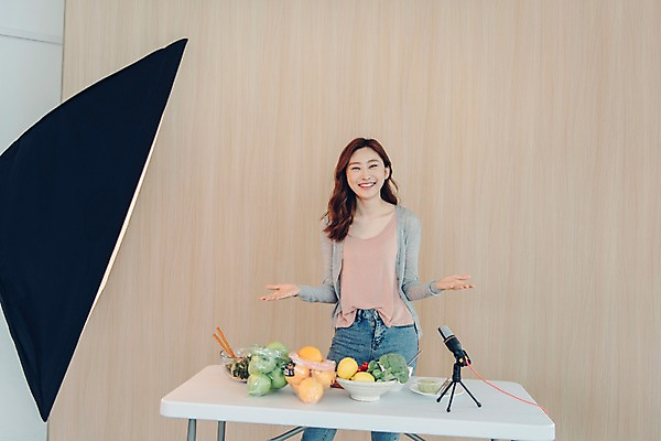 포토 JPG 우먼라이프 응시 여자 채소 과일 젓가락 탁자 실내 한명 서기 미소 사람 손짓 상반신 20대 성인 앞모습 샐러드 한국인 스탠드 마이크 싱글 방송 블로거 촬영장비 싱글라이프 성인여자한명만 인터넷방송 크리에이터 국내포토 직업 1 라이프스타일 시선 음식 뷰포인트 음향기기 가구 모션 조명 수저 표정 동양인 청년 내부 도구 여자한명만 성인여자만 파일형식 1인미디어
