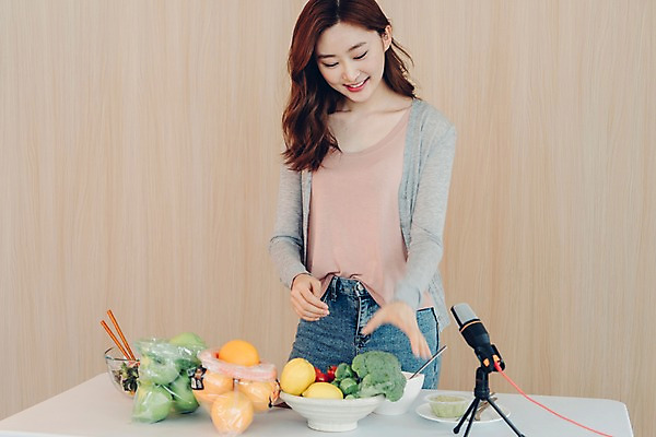 포토 JPG 우먼라이프 응시 여자 채소 과일 젓가락 탁자 실내 한명 서기 미소 사람 상반신 20대 성인 앞모습 샐러드 한국인 잡기 브로콜리 마이크 싱글 방송 블로거 싱글라이프 성인여자한명만 인터넷방송 크리에이터 국내포토 직업 1 라이프스타일 시선 음식 뷰포인트 음향기기 가구 모션 수저 표정 동양인 청년 내부 여자한명만 성인여자만 파일형식 1인미디어