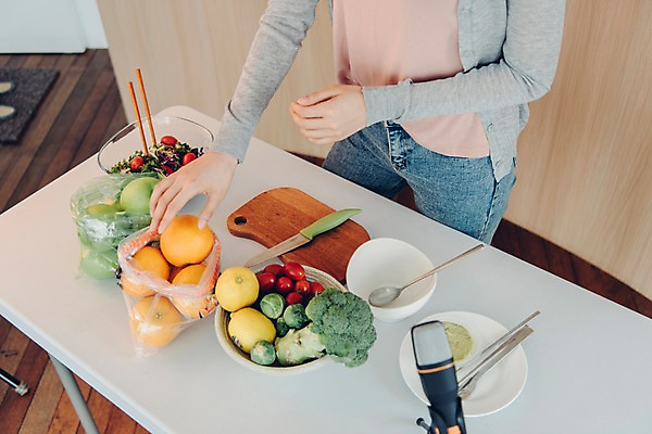 포토 JPG 우먼라이프 그릇 접시 여자 채소 오렌지 과일 젓가락 탁자 실내 한명 서기 사람 상반신 20대 성인 옆모습 숟가락 샐러드 한국인 잡기 칼 마이크 싱글 방송 과도 나무도마 블로거 싱글라이프 성인여자한명만 인터넷방송 크리에이터 국내포토 직업 1 라이프스타일 식기 음식 뷰포인트 음향기기 가구 모션 도마 수저 동양인 청년 내부 목재 여자한명만 성인여자만 파일형식 1인미디어