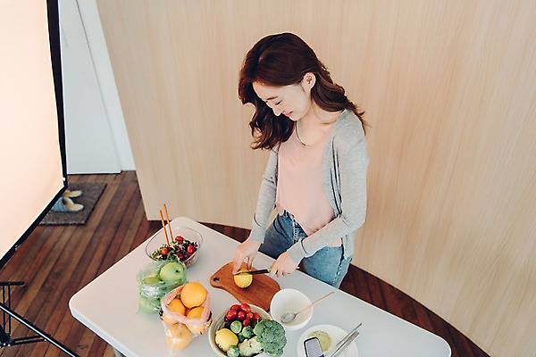 포토 JPG 우먼라이프 응시 여자 채소 과일 젓가락 탁자 도마 실내 한명 서기 미소 사람 상반신 20대 성인 하이앵글 샐러드 한국인 칼 자르기 레몬 마이크 싱글 방송 과도 블로거 싱글라이프 성인여자한명만 인터넷방송 크리에이터 국내포토 직업 1 라이프스타일 시선 음식 뷰포인트 음향기기 가구 모션 주방용품 수저 표정 동양인 청년 내부 여자한명만 성인여자만 파일형식 1인미디어