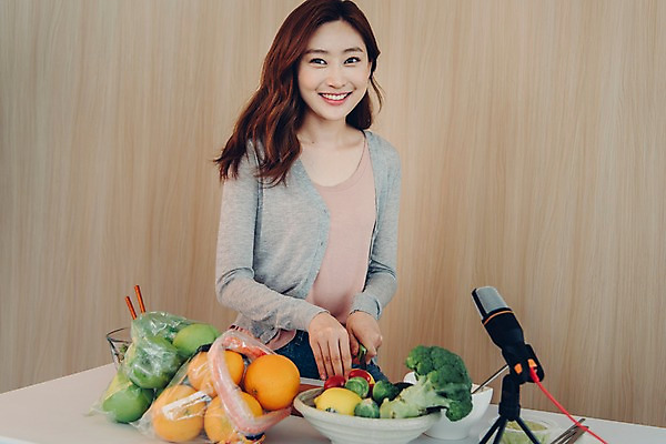 포토 JPG 우먼라이프 응시 여자 채소 과일 젓가락 탁자 실내 한명 서기 미소 사람 상반신 20대 성인 옆모습 한국인 자르기 자몽 책상 마이크 싱글 방송 과도 블로거 싱글라이프 성인여자한명만 인터넷방송 크리에이터 국내포토 직업 1 라이프스타일 시선 뷰포인트 음향기기 가구 모션 수저 표정 동양인 청년 내부 여자한명만 성인여자만 파일형식 1인미디어