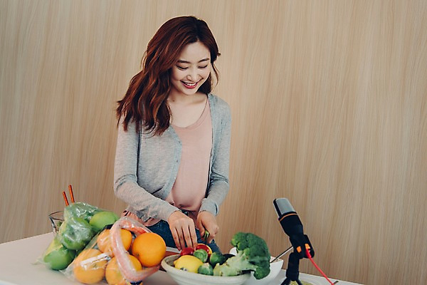 포토 JPG 우먼라이프 응시 여자 채소 과일 젓가락 탁자 실내 한명 서기 미소 사람 상반신 20대 성인 앞모습 한국인 칼 자르기 자몽 마이크 싱글 방송 과도 블로거 싱글라이프 성인여자한명만 인터넷방송 크리에이터 국내포토 직업 1 라이프스타일 시선 뷰포인트 음향기기 가구 모션 수저 표정 동양인 청년 내부 여자한명만 성인여자만 파일형식 1인미디어