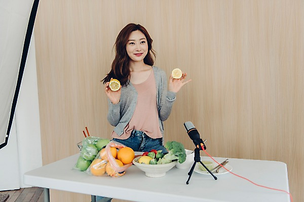 포토 JPG 우먼라이프 응시 여자 채소 과일 젓가락 탁자 안내 실내 설명 한명 서기 미소 들기 사람 상반신 20대 성인 앞모습 한국인 레몬 마이크 싱글 방송 블로거 촬영장비 싱글라이프 성인여자한명만 인터넷방송 크리에이터 국내포토 직업 1 라이프스타일 시선 뷰포인트 음향기기 가구 모션 수저 표정 동양인 청년 내부 도구 여자한명만 성인여자만 파일형식 1인미디어