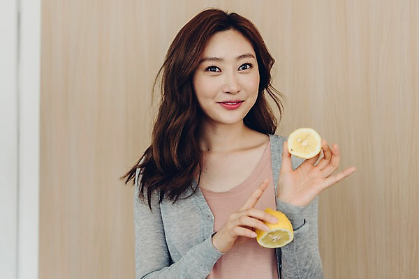 포토 JPG 우먼라이프 응시 여자 실내 한명 서기 미소 들기 사람 상반신 20대 성인 앞모습 한국인 레몬 싱글 슬라이스 방송 블로거 싱글라이프 성인여자한명만 인터넷방송 크리에이터 국내포토 직업 1 라이프스타일 시선 뷰포인트 과일 모션 표정 동양인 청년 내부 여자한명만 성인여자만 파일형식 1인미디어