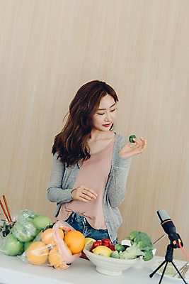 포토 JPG 우먼라이프 응시 여자 채소 과일 젓가락 탁자 실내 한명 서기 들기 사람 상반신 20대 성인 앞모습 샐러드 한국인 마이크 싱글 방송 방울양배추 블로거 싱글라이프 성인여자한명만 인터넷방송 크리에이터 국내포토 직업 1 라이프스타일 시선 음식 뷰포인트 음향기기 가구 모션 수저 동양인 청년 내부 양배추 여자한명만 성인여자만 파일형식 1인미디어