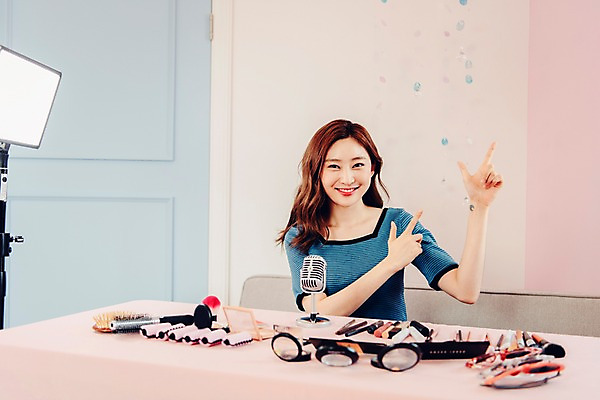 포토 JPG 우먼라이프 응시 여자 탁자 실내 한명 미소 사람 앉기 손짓 상반신 20대 성인 앞모습 소파 화장 뷰티 화장품 한국인 스탠드 마이크 싱글 방송 상큼 블로거 촬영장비 싱글라이프 성인여자한명만 인터넷방송 뷰티블로거 뷰티크리에이터 국내포토 1 라이프스타일 시선 뷰포인트 음향기기 가구 의자 모션 조명 표정 동양인 청년 내부 도구 여자한명만 성인여자만 파일형식 크리에이터 1인미디어