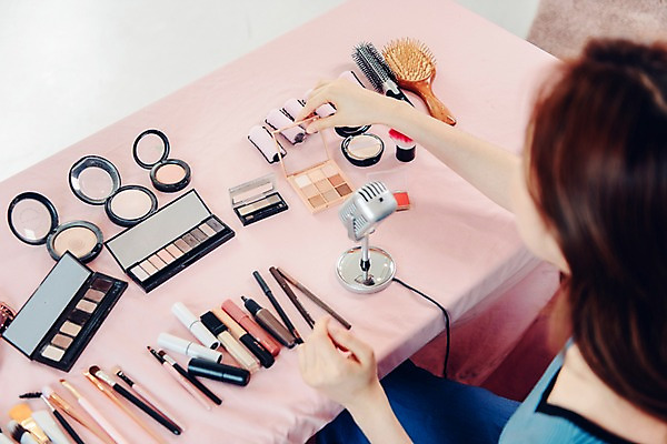 포토 JPG 우먼라이프 여자 탁자 실내 한명 사람 앉기 상반신 20대 성인 하이앵글 화장 뷰티 화장품 한국인 머리빗 마이크 싱글 방송 헤어롤 블로거 싱글라이프 성인여자한명만 인터넷방송 뷰티블로거 뷰티크리에이터 국내포토 1 라이프스타일 뷰포인트 음향기기 가구 모션 동양인 청년 내부 미용용품 여자한명만 성인여자만 파일형식 크리에이터 1인미디어