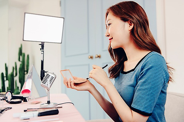 포토 JPG 우먼라이프 응시 여자 탁자 실내 한명 미소 사람 앉기 상반신 20대 성인 옆모습 소파 화장 뷰티 화장품 한국인 스탠드 마이크 싱글 방송 메이크업브러쉬 블로거 촬영장비 싱글라이프 성인여자한명만 인터넷방송 뷰티블로거 뷰티크리에이터 국내포토 1 라이프스타일 시선 뷰포인트 음향기기 가구 의자 모션 조명 표정 동양인 청년 내부 도구 붓 여자한명만 성인여자만 파일형식 크리에이터 1인미디어