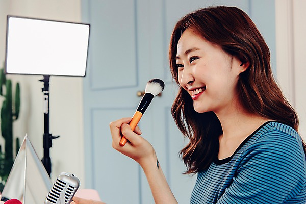 포토 JPG 우먼라이프 응시 여자 탁자 실내 한명 미소 사람 상반신 20대 성인 옆모습 화장 뷰티 거울 한국인 스탠드 마이크 싱글 방송 메이크업브러쉬 블로거 촬영장비 싱글라이프 성인여자한명만 인터넷방송 뷰티블로거 뷰티크리에이터 국내포토 1 라이프스타일 시선 뷰포인트 음향기기 가구 조명 표정 동양인 청년 내부 도구 붓 여자한명만 성인여자만 파일형식 크리에이터 1인미디어