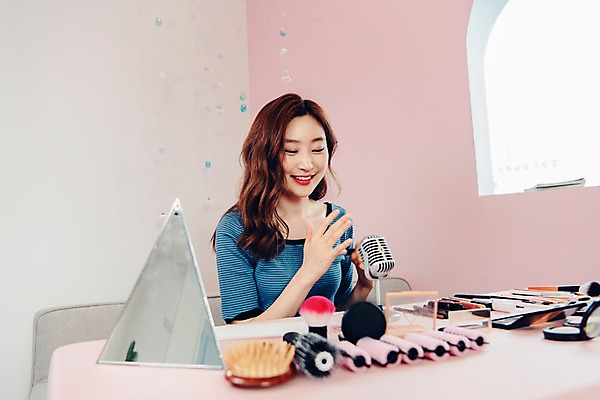 포토 JPG 우먼라이프 응시 여자 창문 탁자 실내 한명 미소 사람 앉기 상반신 20대 성인 앞모습 소파 화장 뷰티 화장품 거울 한국인 마이크 싱글 방송 블로거 싱글라이프 성인여자한명만 인터넷방송 뷰티블로거 뷰티크리에이터 국내포토 1 라이프스타일 시선 뷰포인트 음향기기 가구 의자 모션 표정 동양인 청년 내부 여자한명만 성인여자만 파일형식 크리에이터 1인미디어