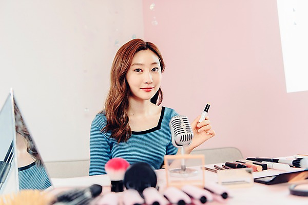 포토 JPG 우먼라이프 응시 여자 탁자 실내 한명 미소 사람 앉기 상반신 20대 성인 앞모습 소파 화장 뷰티 화장품 거울 한국인 립스틱 마이크 싱글 방송 블로거 싱글라이프 성인여자한명만 인터넷방송 뷰티블로거 뷰티크리에이터 국내포토 1 라이프스타일 시선 뷰포인트 음향기기 가구 의자 모션 표정 동양인 청년 내부 여자한명만 성인여자만 파일형식 크리에이터 1인미디어