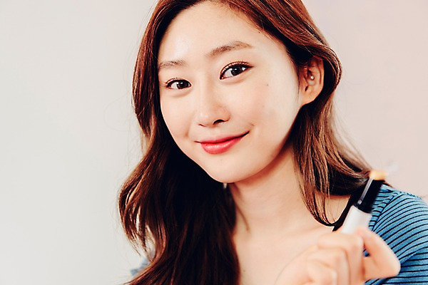 포토 JPG 우먼라이프 응시 여자 실내 한명 미소 들기 사람 상반신 20대 성인 앞모습 화장 뷰티 한국인 립스틱 싱글 방송 립메이크업 블로거 싱글라이프 성인여자한명만 인터넷방송 뷰티블로거 뷰티크리에이터 국내포토 1 라이프스타일 시선 뷰포인트 모션 표정 동양인 청년 내부 화장품 여자한명만 성인여자만 파일형식 크리에이터 1인미디어