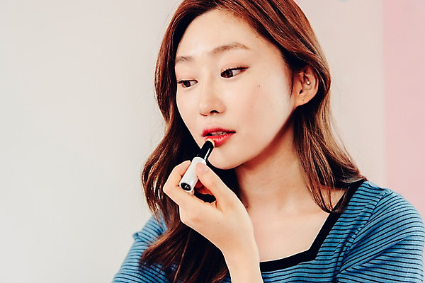 포토 JPG 우먼라이프 응시 여자 실내 한명 사람 근접촬영 상반신 20대 성인 앞모습 화장 뷰티 한국인 립스틱 싱글 바르기 방송 립메이크업 블로거 싱글라이프 성인여자한명만 인터넷방송 뷰티블로거 뷰티크리에이터 국내포토 1 라이프스타일 시선 뷰포인트 모션 동양인 청년 내부 화장품 여자한명만 성인여자만 파일형식 크리에이터 1인미디어