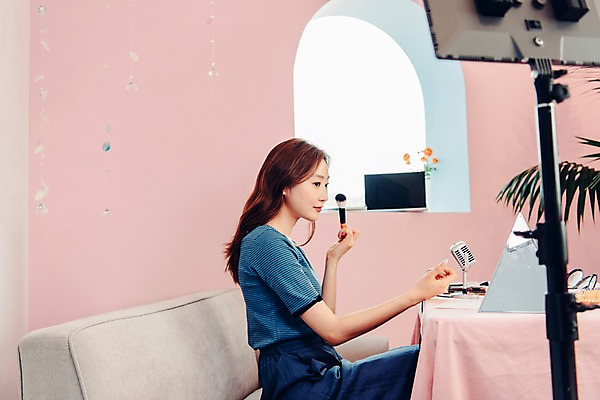 포토 JPG 우먼라이프 응시 여자 화분 창문 탁자 실내 한명 사람 앉기 상반신 20대 성인 옆모습 소파 화장 뷰티 화장품 거울 한국인 스탠드 창가 마이크 싱글 방송 메이크업브러쉬 블로거 촬영장비 싱글라이프 성인여자한명만 인터넷방송 뷰티블로거 뷰티크리에이터 국내포토 1 라이프스타일 시선 뷰포인트 음향기기 가구 의자 모션 조명 동양인 청년 내부 도구 붓 여자한명만 성인여자만 파일형식 크리에이터 1인미디어