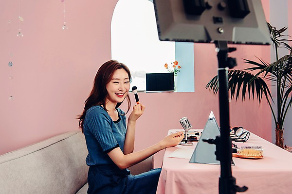 포토 JPG 우먼라이프 응시 여자 화분 탁자 실내 한명 미소 사람 앉기 상반신 20대 성인 옆모습 소파 화장 뷰티 한국인 스탠드 머리빗 창가 마이크 즐거움 싱글 방송 상큼 메이크업브러쉬 블로거 촬영장비 싱글라이프 성인여자한명만 인터넷방송 뷰티블로거 뷰티크리에이터 국내포토 1 라이프스타일 시선 감정 뷰포인트 음향기기 가구 의자 창문 모션 조명 표정 동양인 청년 내부 도구 붓 미용용품 여자한명만 성인여자만 파일형식 크리에이터 1인미디어