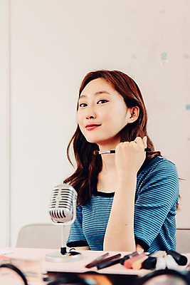 포토 JPG 우먼라이프 응시 여자 탁자 실내 한명 미소 들기 사람 앉기 상반신 20대 성인 앞모습 화장 뷰티 화장품 한국인 마이크 싱글 방송 메이크업브러쉬 블로거 싱글라이프 성인여자한명만 인터넷방송 뷰티블로거 뷰티크리에이터 국내포토 1 라이프스타일 시선 뷰포인트 음향기기 가구 모션 표정 동양인 청년 내부 붓 여자한명만 성인여자만 파일형식 크리에이터 1인미디어