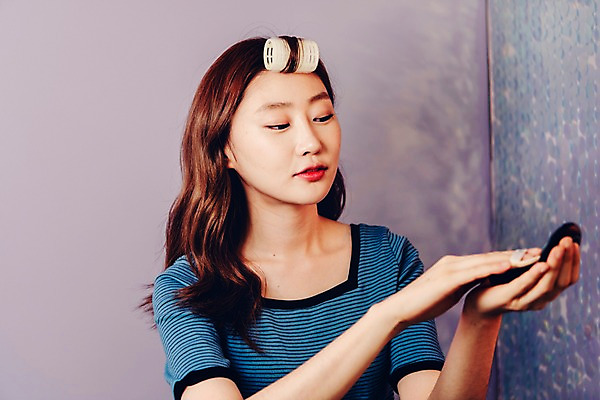 포토 JPG 우먼라이프 응시 여자 실내 한명 사람 상반신 20대 성인 앞모습 화장 뷰티 화장품 한국인 싱글 바르기 방송 헤어롤 블로거 파우더팩트 싱글라이프 성인여자한명만 인터넷방송 뷰티블로거 뷰티크리에이터 국내포토 1 라이프스타일 시선 뷰포인트 모션 동양인 청년 내부 미용용품 여자한명만 성인여자만 파일형식 크리에이터 1인미디어