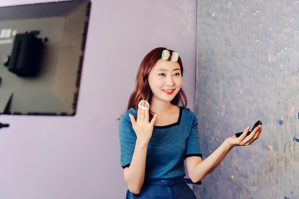 포토 JPG 우먼라이프 응시 여자 실내 한명 미소 사람 앉기 상반신 20대 성인 앞모습 화장 뷰티 화장품 한국인 스탠드 싱글 바르기 방송 헤어롤 블로거 촬영장비 파우더팩트 싱글라이프 성인여자한명만 인터넷방송 뷰티블로거 뷰티크리에이터 국내포토 1 라이프스타일 시선 뷰포인트 모션 조명 표정 동양인 청년 내부 도구 미용용품 여자한명만 성인여자만 파일형식 크리에이터 1인미디어