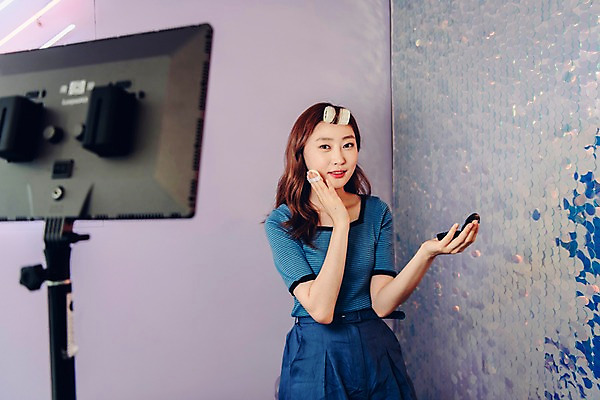 포토 JPG 우먼라이프 응시 여자 실내 한명 미소 들기 사람 앉기 상반신 20대 성인 앞모습 화장 뷰티 화장품 한국인 스탠드 싱글 방송 헤어롤 블로거 촬영장비 파우더팩트 싱글라이프 성인여자한명만 인터넷방송 뷰티블로거 뷰티크리에이터 국내포토 1 라이프스타일 시선 뷰포인트 모션 조명 표정 동양인 청년 내부 도구 미용용품 여자한명만 성인여자만 파일형식 크리에이터 1인미디어