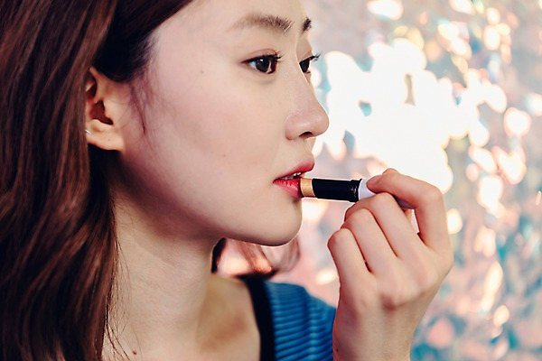 포토 JPG 우먼라이프 응시 여자 실내 한명 사람 근접촬영 상반신 20대 성인 옆모습 빛 화장 화장품 한국인 립스틱 싱글 바르기 방송 립메이크업 블로거 싱글라이프 성인여자한명만 인터넷방송 뷰티블로거 뷰티크리에이터 국내포토 1 라이프스타일 시선 뷰포인트 모션 동양인 청년 내부 뷰티 여자한명만 성인여자만 파일형식 크리에이터 1인미디어