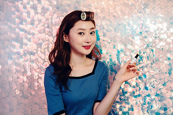 포토 JPG 우먼라이프 응시 여자 실내 한명 미소 들기 사람 상반신 20대 성인 앞모습 빛 뷰티 화장품 한국인 립스틱 싱글 방송 헤어롤 블로거 싱글라이프 성인여자한명만 인터넷방송 뷰티블로거 뷰티크리에이터 국내포토 1 라이프스타일 시선 뷰포인트 모션 표정 동양인 청년 내부 미용용품 여자한명만 성인여자만 파일형식 크리에이터 1인미디어