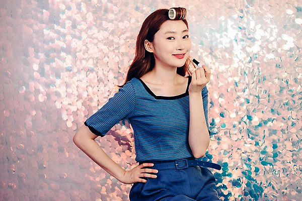 포토 JPG 우먼라이프 응시 여자 허리손 실내 한명 미소 사람 앉기 상반신 20대 성인 앞모습 빛 뷰티 화장품 한국인 립스틱 싱글 방송 헤어롤 블로거 싱글라이프 성인여자한명만 인터넷방송 뷰티블로거 뷰티크리에이터 국내포토 1 라이프스타일 시선 뷰포인트 포즈 모션 표정 동양인 청년 내부 미용용품 여자한명만 성인여자만 파일형식 크리에이터 1인미디어