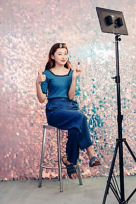 포토 JPG 전신 우먼라이프 응시 여자 의자 실내 한명 미소 들기 사람 앉기 20대 성인 앞모습 빛 뷰티 화장품 한국인 립스틱 스탠드 최고 싱글 방송 헤어롤 블로거 촬영장비 싱글라이프 성인여자한명만 인터넷방송 뷰티블로거 뷰티크리에이터 국내포토 1 라이프스타일 시선 뷰포인트 가구 모션 조명 표정 동양인 청년 내부 도구 미용용품 여자한명만 성인여자만 파일형식 크리에이터 1인미디어