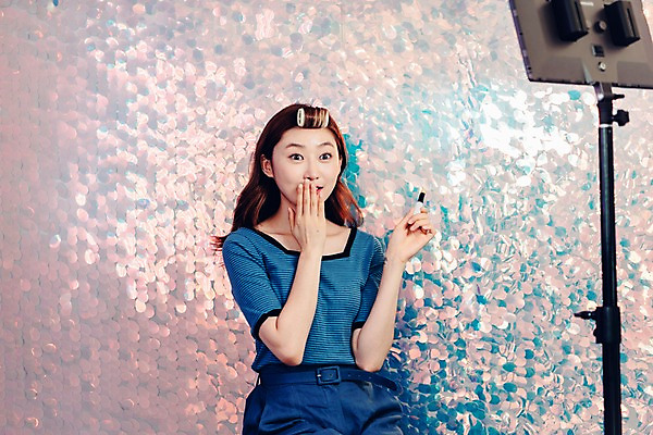 포토 JPG 우먼라이프 여자 실내 한명 미소 들기 사람 앉기 손짓 상반신 20대 성인 앞모습 빛 뷰티 놀람 화장품 한국인 립스틱 스탠드 싱글 방송 헤어롤 블로거 촬영장비 싱글라이프 성인여자한명만 인터넷방송 뷰티블로거 뷰티크리에이터 국내포토 1 라이프스타일 감정 뷰포인트 모션 조명 표정 동양인 청년 내부 도구 미용용품 여자한명만 성인여자만 파일형식 크리에이터 1인미디어