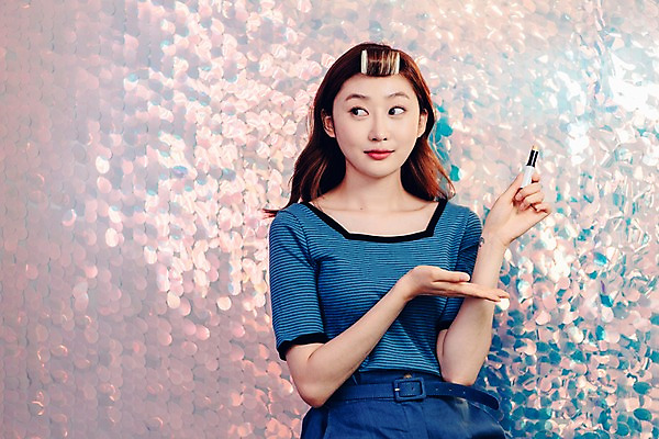 포토 JPG 우먼라이프 응시 여자 안내 실내 설명 한명 들기 사람 손짓 상반신 20대 성인 앞모습 빛 뷰티 한국인 립스틱 싱글 방송 헤어롤 블로거 싱글라이프 성인여자한명만 인터넷방송 뷰티블로거 뷰티크리에이터 국내포토 1 라이프스타일 시선 뷰포인트 모션 동양인 청년 내부 화장품 미용용품 여자한명만 성인여자만 파일형식 크리에이터 1인미디어