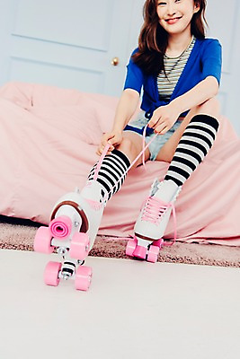 포토 JPG 전신 우먼라이프 응시 여자 로우앵글 실내 한명 미소 사람 앉기 20대 성인 앞모습 소파 한국인 빈티지 당기기 롤러블레이드 니삭스 싱글 복고 상큼 롤러스케이트화 비비드 신발끈묶기 싱글라이프 성인여자한명만 국내포토 1 라이프스타일 시선 뷰포인트 컨셉 의자 모션 양말 표정 동양인 청년 취미 내부 묶기 신발끈 여자한명만 성인여자만 파일형식