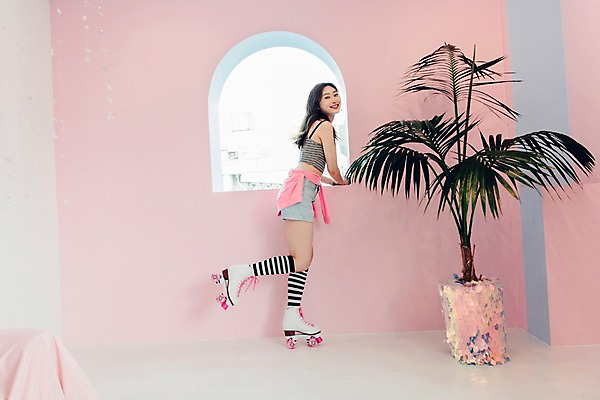 포토 JPG 전신 우먼라이프 응시 여자 화분 창문 실내 한명 서기 미소 사람 20대 성인 옆모습 한국인 잡기 빈티지 롤러블레이드 탱크톱 니삭스 싱글 복고 상큼 롤러스케이트화 비비드 싱글라이프 성인여자한명만 국내포토 1 라이프스타일 시선 뷰포인트 컨셉 상의 모션 양말 표정 동양인 청년 취미 내부 여자한명만 성인여자만 파일형식