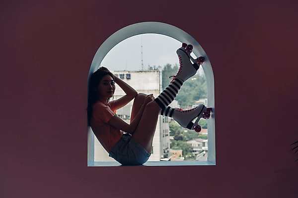 포토 JPG 전신 우먼라이프 응시 여자 창문 실내 한명 사람 앉기 20대 성인 옆모습 손들기 기댐 어둠 한국인 빈티지 롤러블레이드 니삭스 창가 싱글 아치 복고 상큼 창밖 다리들기 롤러스케이트화 비비드 싱글라이프 성인여자한명만 국내포토 1 라이프스타일 시선 뷰포인트 컨셉 모션 양말 동양인 청년 취미 내부 여자한명만 성인여자만 파일형식