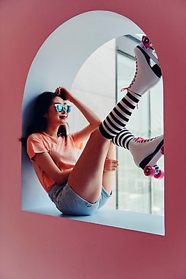 포토 JPG 전신 우먼라이프 여자 창문 실내 한명 미소 사람 앉기 20대 성인 옆모습 선글라스 손들기 기댐 한국인 빈티지 롤러블레이드 니삭스 창가 싱글 복고 상큼 다리들기 롤러스케이트화 비비드 싱글라이프 성인여자한명만 국내포토 1 라이프스타일 안경 뷰포인트 컨셉 모션 양말 표정 동양인 청년 취미 내부 여자한명만 성인여자만 파일형식