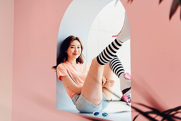 포토 JPG 전신 우먼라이프 응시 여자 실내 한명 미소 사람 앉기 20대 성인 옆모습 선글라스 기댐 한국인 빈티지 롤러블레이드 니삭스 창가 싱글 복고 상큼 다리들기 롤러스케이트화 비비드 싱글라이프 성인여자한명만 국내포토 1 라이프스타일 시선 안경 뷰포인트 컨셉 창문 모션 양말 표정 동양인 청년 취미 내부 여자한명만 성인여자만 파일형식