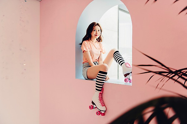 포토 JPG 전신 우먼라이프 응시 여자 벽 창문 실내 한명 미소 사람 20대 성인 옆모습 한국인 빈티지 롤러블레이드 니삭스 싱글 복고 상큼 걸터앉기 롤러스케이트화 비비드 싱글라이프 성인여자한명만 국내포토 1 라이프스타일 시선 뷰포인트 컨셉 양말 표정 앉기 동양인 청년 취미 내부 여자한명만 성인여자만 파일형식