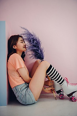 포토 JPG 전신 우먼라이프 여자 벽 바닥 실내 한명 미소 들기 사람 앉기 20대 성인 옆모습 눈감음 기댐 한국인 빈티지 롤러블레이드 니삭스 들풀 싱글 복고 상큼 롤러스케이트화 비비드 싱글라이프 성인여자한명만 국내포토 1 라이프스타일 뷰포인트 컨셉 모션 양말 표정 동양인 청년 취미 내부 여자한명만 성인여자만 파일형식