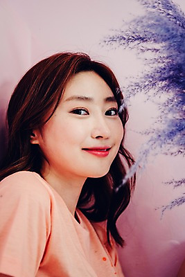 포토 JPG 우먼라이프 응시 여자 실내 한명 미소 사람 근접촬영 상반신 20대 성인 옆모습 한국인 빈티지 싱글 상큼 비비드 싱글라이프 성인여자한명만 국내포토 1 라이프스타일 시선 뷰포인트 컨셉 표정 동양인 청년 내부 여자한명만 성인여자만 파일형식