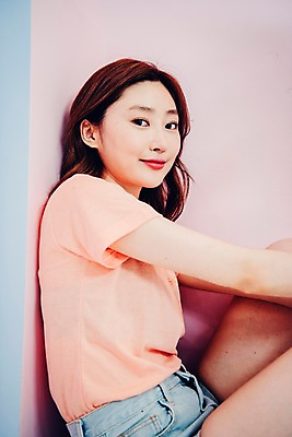 포토 JPG 우먼라이프 응시 여자 벽 바닥 실내 한명 미소 사람 앉기 근접촬영 상반신 20대 성인 옆모습 기댐 한국인 빈티지 싱글 비비드 싱글라이프 성인여자한명만 국내포토 1 라이프스타일 시선 뷰포인트 컨셉 모션 표정 동양인 청년 내부 여자한명만 성인여자만 파일형식