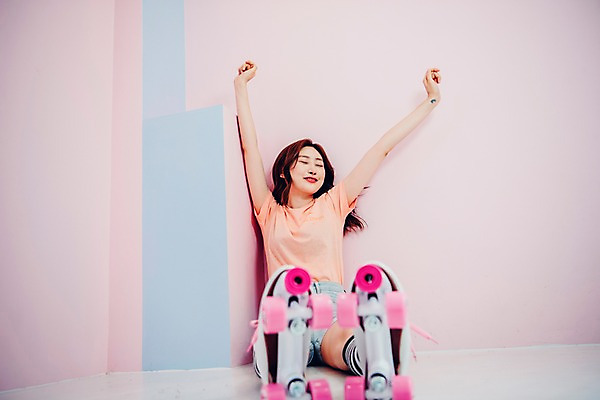 포토 JPG 전신 우먼라이프 응시 여자 벽 바닥 실내 한명 미소 사람 앉기 20대 성인 앞모습 손들기 기댐 한국인 빈티지 롤러블레이드 싱글 복고 상큼 롤러스케이트화 비비드 싱글라이프 성인여자한명만 국내포토 1 라이프스타일 시선 뷰포인트 컨셉 모션 표정 동양인 청년 취미 내부 여자한명만 성인여자만 파일형식