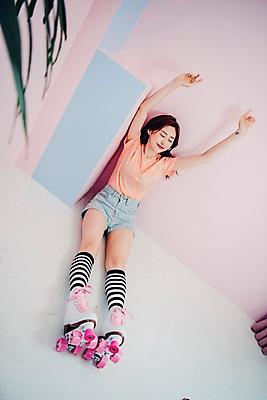 포토 JPG 전신 우먼라이프 여자 벽 바닥 실내 한명 미소 사람 앉기 20대 성인 앞모습 손들기 눈감음 기댐 한국인 빈티지 롤러블레이드 니삭스 싱글 복고 상큼 롤러스케이트화 비비드 싱글라이프 성인여자한명만 국내포토 1 라이프스타일 뷰포인트 컨셉 모션 양말 표정 동양인 청년 취미 내부 여자한명만 성인여자만 파일형식