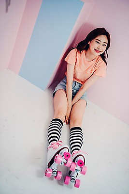 포토 JPG 전신 우먼라이프 응시 여자 벽 바닥 실내 한명 미소 사람 앉기 20대 성인 앞모습 한국인 빈티지 롤러블레이드 니삭스 싱글 복고 상큼 롤러스케이트화 비비드 싱글라이프 성인여자한명만 국내포토 1 라이프스타일 시선 뷰포인트 컨셉 모션 양말 표정 동양인 청년 취미 내부 여자한명만 성인여자만 파일형식
