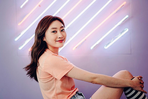 포토 JPG 우먼라이프 응시 여자 실내 한명 미소 사람 앉기 상반신 20대 성인 옆모습 한국인 빈티지 롤러블레이드 싱글 복고 네온 상큼 비비드 싱글라이프 성인여자한명만 국내포토 1 라이프스타일 시선 뷰포인트 컨셉 모션 표정 동양인 청년 취미 내부 여자한명만 성인여자만 파일형식