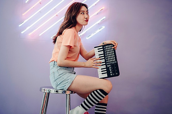 포토 JPG 우먼라이프 응시 여자 연주 의자 실내 한명 사람 앉기 상반신 20대 성인 옆모습 한국인 빈티지 롤러블레이드 싱글 복고 네온 상큼 비비드 싱글라이프 성인여자한명만 국내포토 1 라이프스타일 시선 음악 뷰포인트 가구 컨셉 모션 동양인 청년 취미 내부 여자한명만 성인여자만 파일형식