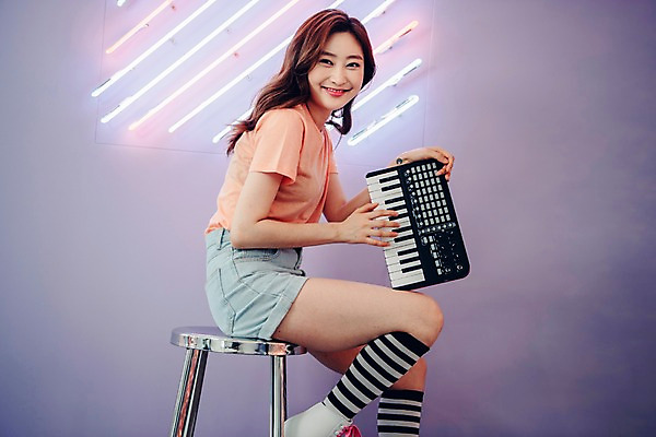 포토 JPG 우먼라이프 응시 여자 연주 실내 한명 미소 들기 사람 앉기 상반신 20대 성인 옆모습 한국인 빈티지 롤러블레이드 싱글 복고 네온 상큼 비비드 싱글라이프 성인여자한명만 국내포토 1 라이프스타일 시선 음악 뷰포인트 컨셉 모션 표정 동양인 청년 취미 내부 여자한명만 성인여자만 파일형식