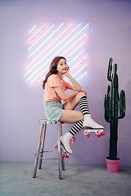 포토 JPG 전신 우먼라이프 응시 여자 화분 의자 선인장 실내 한명 미소 사람 앉기 20대 성인 옆모습 턱괴기 한국인 빈티지 롤러블레이드 싱글 복고 네온 상큼 롤러스케이트화 비비드 싱글라이프 성인여자한명만 국내포토 식물 1 라이프스타일 시선 뷰포인트 가구 컨셉 모션 표정 동양인 청년 취미 내부 여자한명만 성인여자만 파일형식