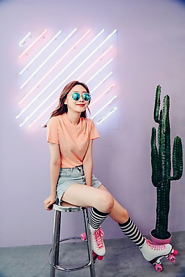 포토 JPG 전신 우먼라이프 응시 여자 화분 의자 선인장 실내 한명 미소 사람 앉기 20대 성인 앞모습 선글라스 한국인 빈티지 롤러블레이드 니삭스 싱글 복고 네온 상큼 롤러스케이트화 비비드 싱글라이프 성인여자한명만 국내포토 식물 1 라이프스타일 시선 안경 뷰포인트 가구 컨셉 모션 양말 표정 동양인 청년 취미 내부 여자한명만 성인여자만 파일형식