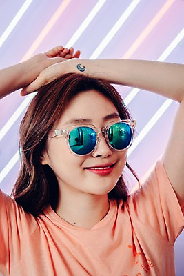 포토 JPG 우먼라이프 응시 여자 실내 한명 미소 사람 근접촬영 상반신 20대 성인 앞모습 선글라스 손들기 한국인 빈티지 롤러블레이드 싱글 복고 네온 상큼 비비드 싱글라이프 성인여자한명만 국내포토 1 라이프스타일 시선 안경 뷰포인트 컨셉 모션 표정 동양인 청년 취미 내부 여자한명만 성인여자만 파일형식